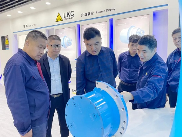 廣州塔山機械、廣州韓川液壓、江蘇靖江新世紀液壓、無錫密斯特智能裝備制造有限公司一行6人蒞臨力克川參觀交流2.jpg