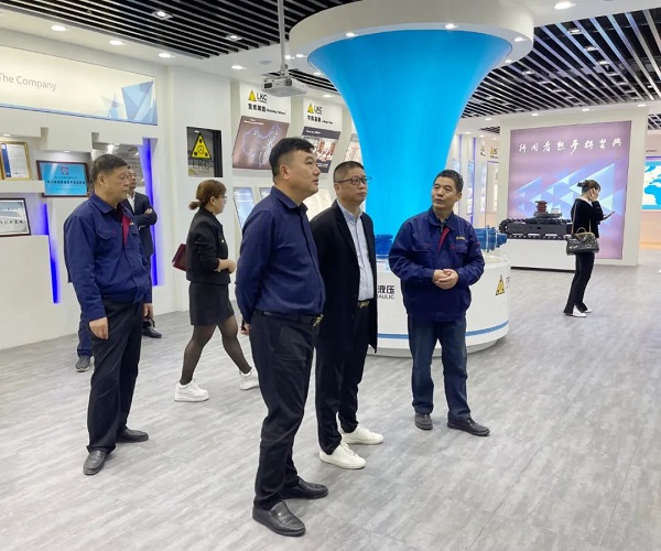 廣州塔山機械、廣州韓川液壓、江蘇靖江新世紀液壓、無錫密斯特智能裝備制造有限公司一行6人蒞臨力克川參觀交流3.jpg