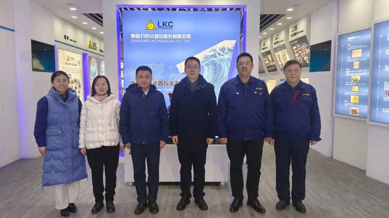 高新區(qū)工委委員、管委副主任張建軍一行蒞臨青島力克川液壓股份有限公司調研指導1.jpg